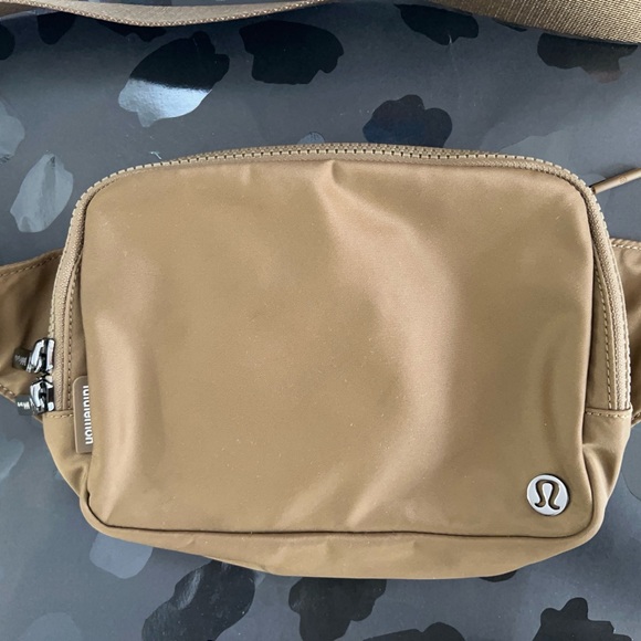 lululemon athletica Handbags - Lululemon Everywhere Belt Bag Large 2L - Artifact